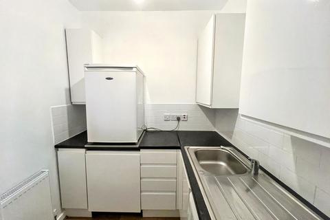 3 bedroom apartment to rent, Russell Lane, London
