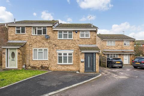 undefined, Mundays Row, Horndean
