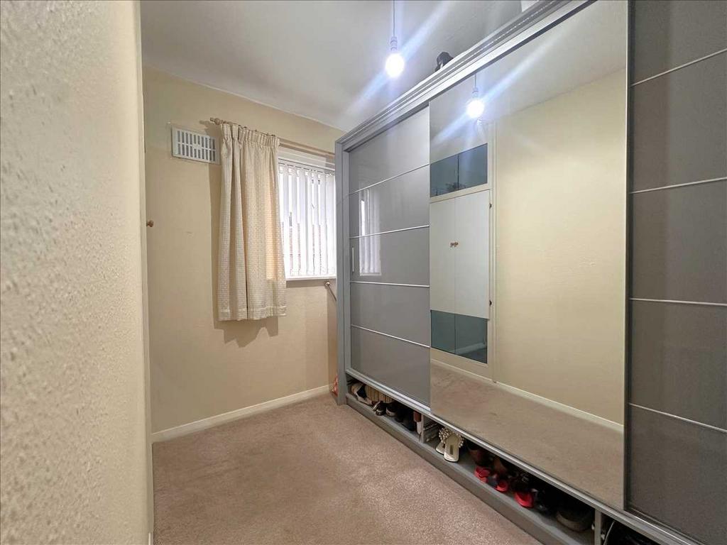 Bedroom (rear)