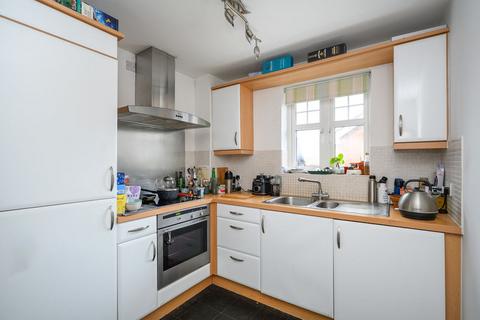 2 bedroom apartment for sale, Brighton Road, Addlestone KT15
