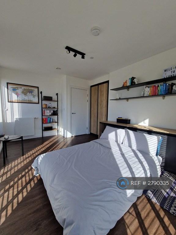 Bedroom 2 / Bed