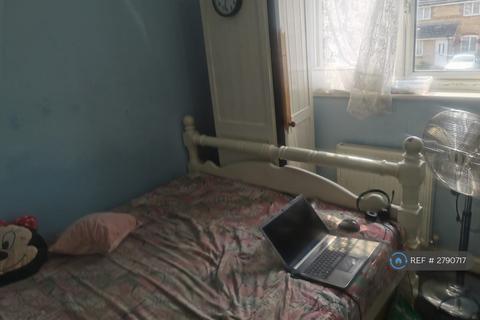 2 bedroom terraced house to rent, Larkspur Gardens, Luton, LU4