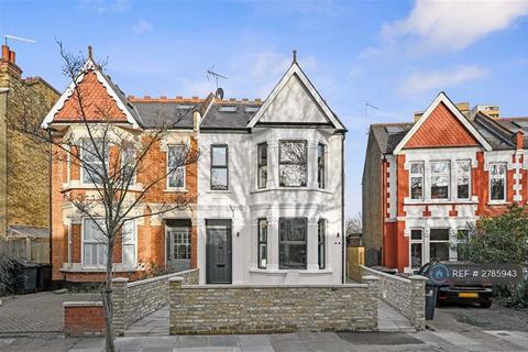 Studio to rent, Chatsworth Gardens, London, W3