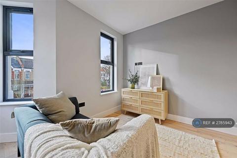 Studio to rent, Chatsworth Gardens, London, W3