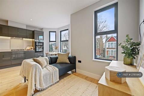 Studio to rent, Chatsworth Gardens, London, W3
