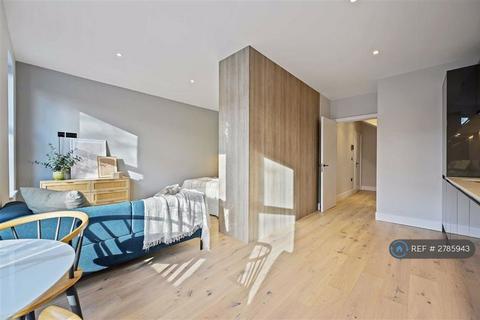 Studio to rent, Chatsworth Gardens, London, W3