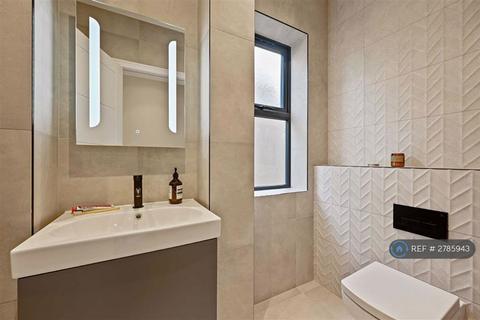 Studio to rent, Chatsworth Gardens, London, W3