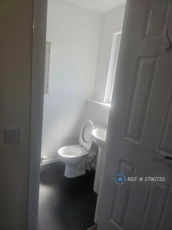 Mater Bed Room Toilet