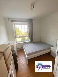 1 bedroom in a flat share to rent, London E14