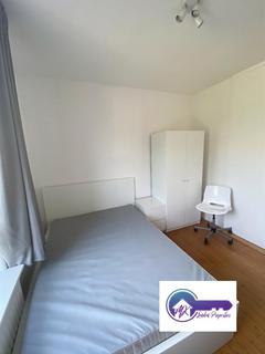 1 bedroom in a flat share to rent, London E14