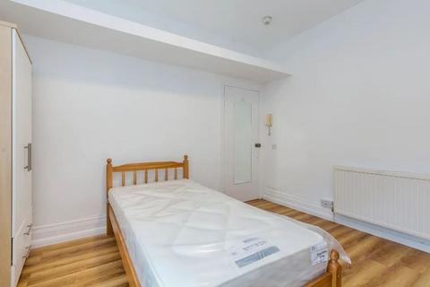 Studio to rent, Glenloch Road, Belsize Park, London  NW3