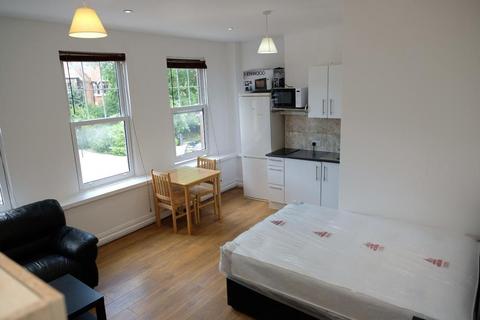 Studio to rent, Priory Road, N8, London