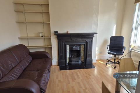 2 bedroom flat to rent, Glebe Road, London, N8