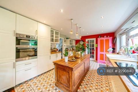 undefined, York Close, Kings Langley, WD4