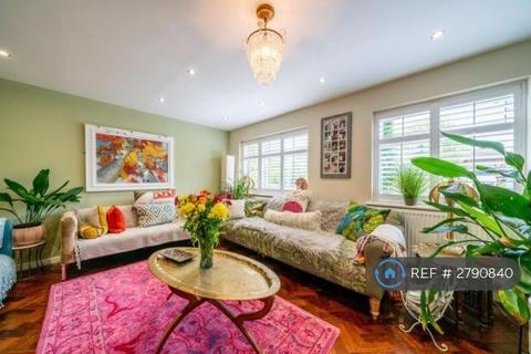 undefined, York Close, Kings Langley, WD4