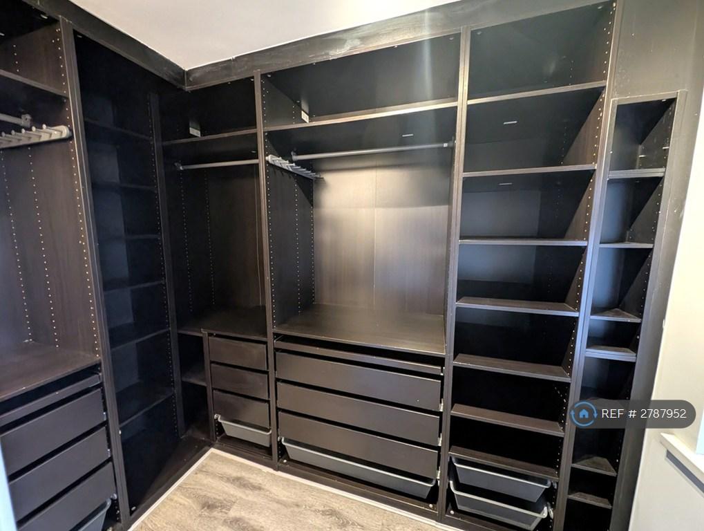 Walk-In Wardrobe Master Bedroom