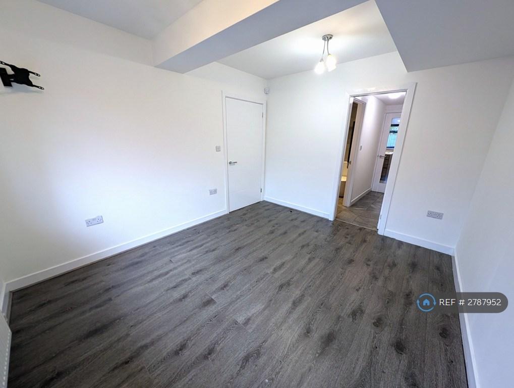 Downstairs Ensuite Bedroom