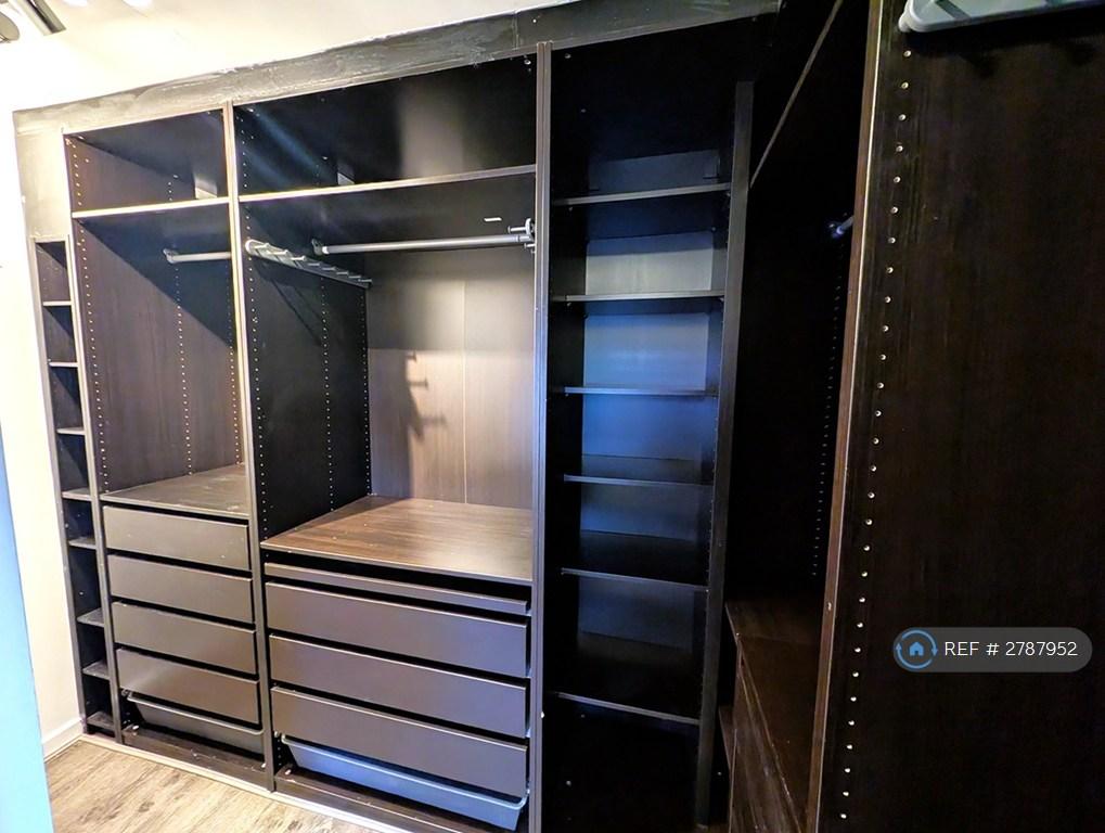 Walk-In Wardrobe Master Bedroom