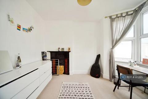 2 bedroom flat to rent, Westbury Ave, London, N22