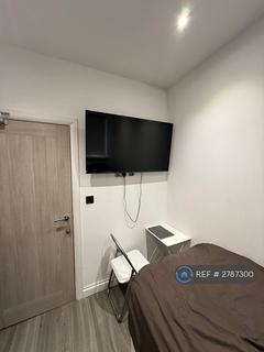 1 bedroom in a house share to rent, Greyhound Lane, London, SW16