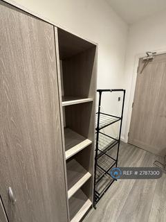 1 bedroom in a house share to rent, Greyhound Lane, London, SW16