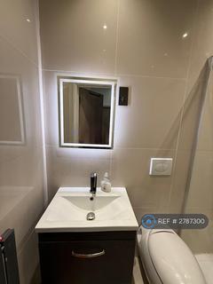 1 bedroom in a house share to rent, Greyhound Lane, London, SW16