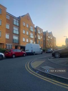 2 bedroom flat to rent, Griffin Court, Northfleet, Gravesend, DA11