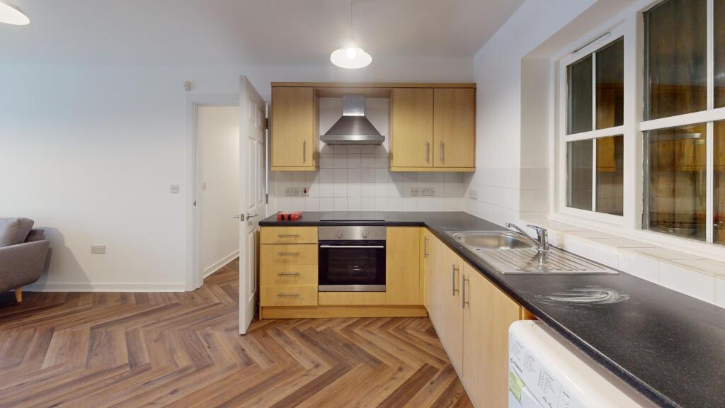2 bed flat to rent Manor Park, London SE13
