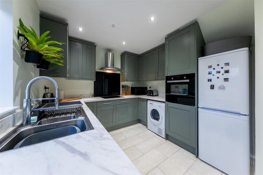 7 Chestnut Close-002.jpg