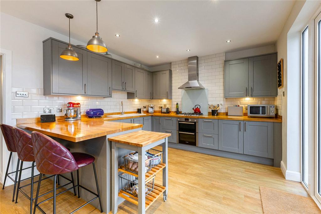 Kitchen/B'fast Room
