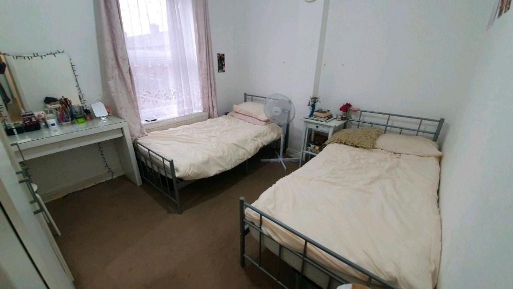 Bright, simply furnished double bedroom with tw...