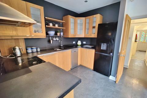 3 bedroom apartment for sale, Canvey Road, Leigh-On-Sea