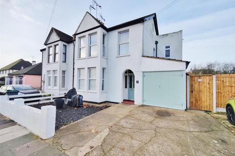 3 bedroom apartment for sale, Canvey Road, Leigh-On-Sea