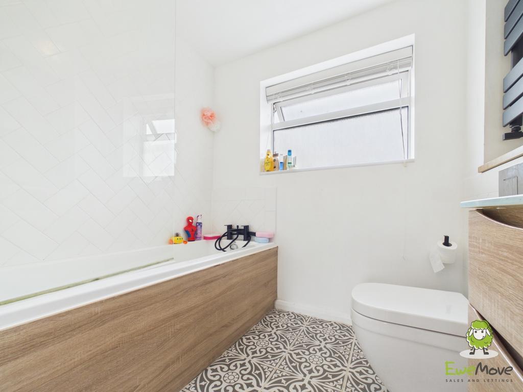 Ewe Move Estate Agents Basingstoke - Poplar Close -