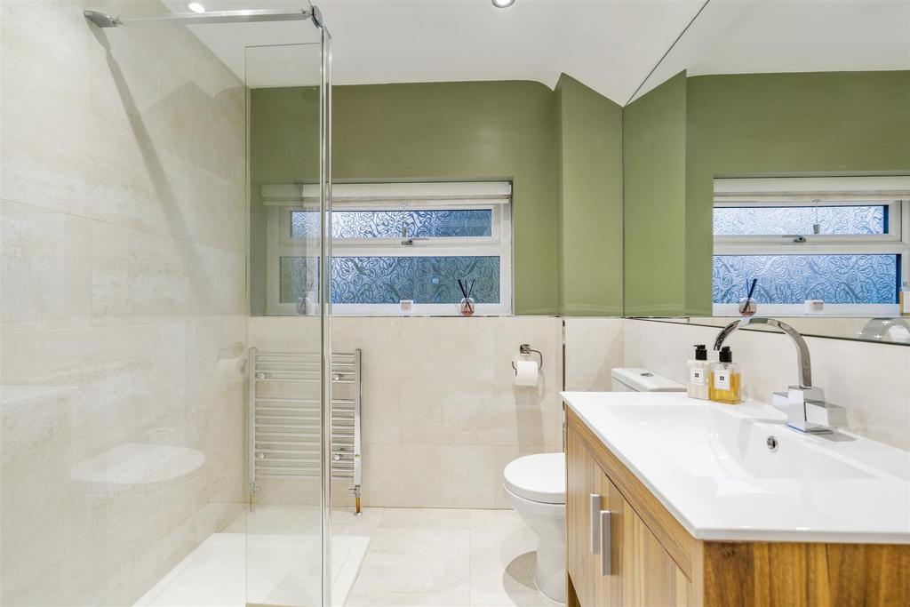 35 Clifton Crescent 12.jpg