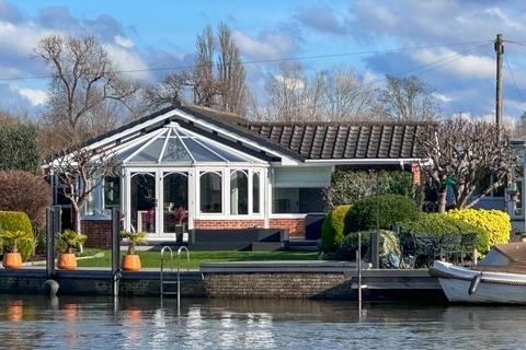 undefined, Thames Meadow, Shepperton TW17