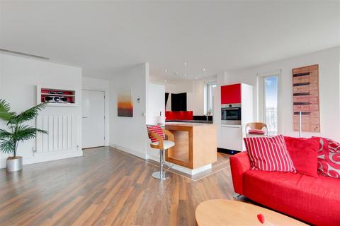 3 bedroom flat to rent, Cadogan Road, London SE18