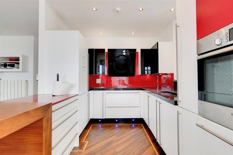 3 bedroom flat to rent, Cadogan Road, London SE18