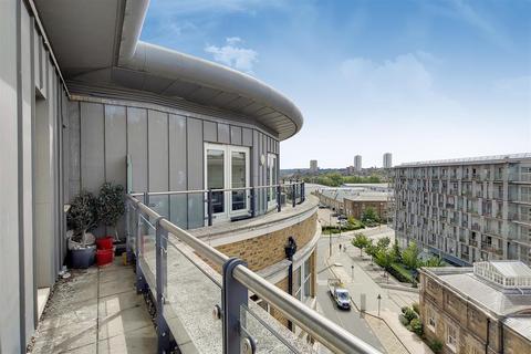 3 bedroom flat to rent, Cadogan Road, London SE18