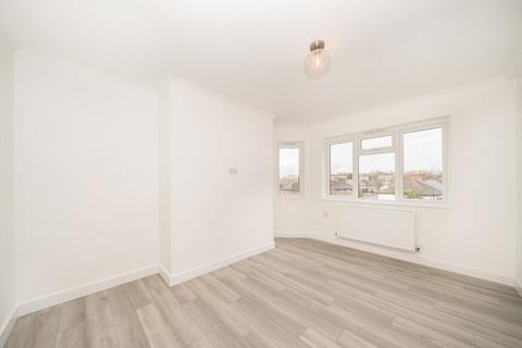 2 bedroom flat to rent, Brathway Road, London SW18