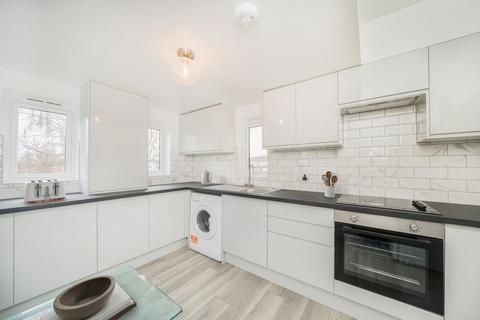 2 bedroom flat to rent, Brathway Road, London SW18