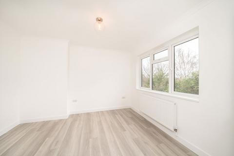 2 bedroom flat to rent, Brathway Road, London SW18