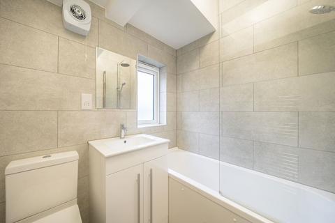 2 bedroom flat to rent, Brathway Road, London SW18