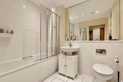 1 bedroom flat for sale, Scott Avenue, London