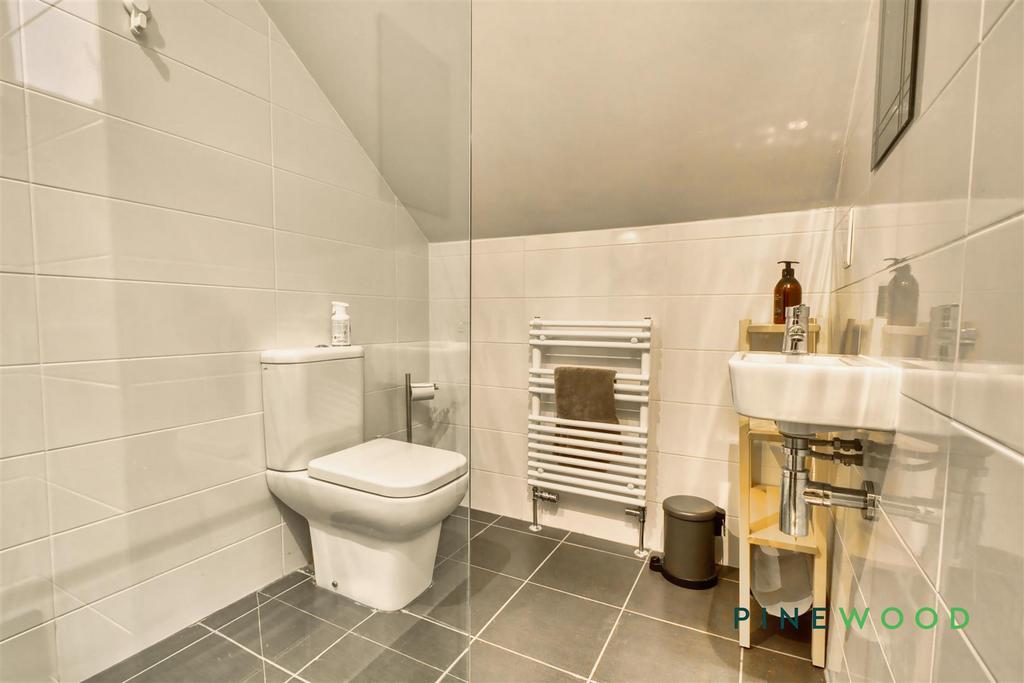 Ensuite (bed 1)