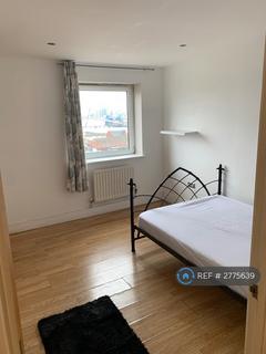 1 bedroom in a flat share to rent, Wards Wharf Approach, London, E16