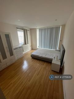 1 bedroom in a flat share to rent, Wards Wharf Approach, London, E16