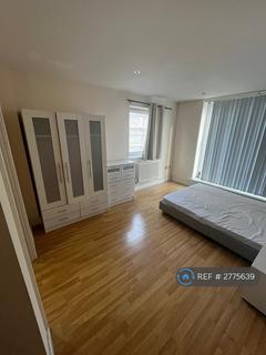1 bedroom in a flat share to rent, Wards Wharf Approach, London, E16