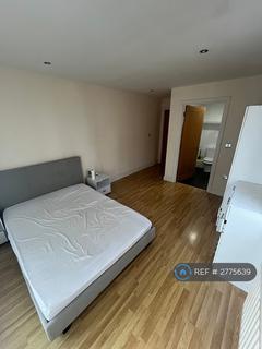 1 bedroom in a flat share to rent, Wards Wharf Approach, London, E16