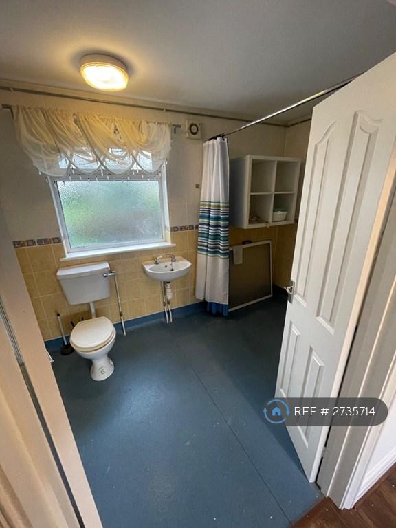 Downstairs En Suite